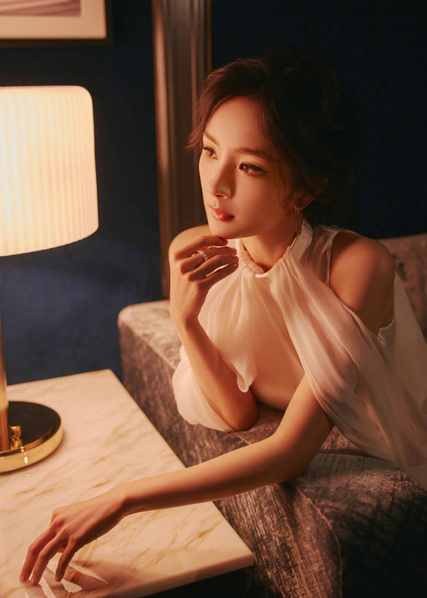 杨幂拍摄氛围感美照。