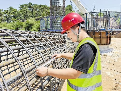 6月24日，北京市房山区108国道跨线桥施工现场，高碑店路桥工匠孙尚飞正在测量桩基钢筋间距。 本报记者 解楚楚摄