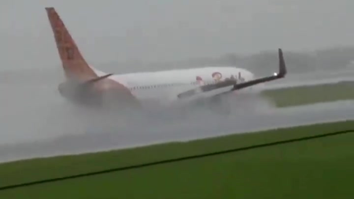 印尼一波音737客机险坠毁，机长极限操作力挽狂澜