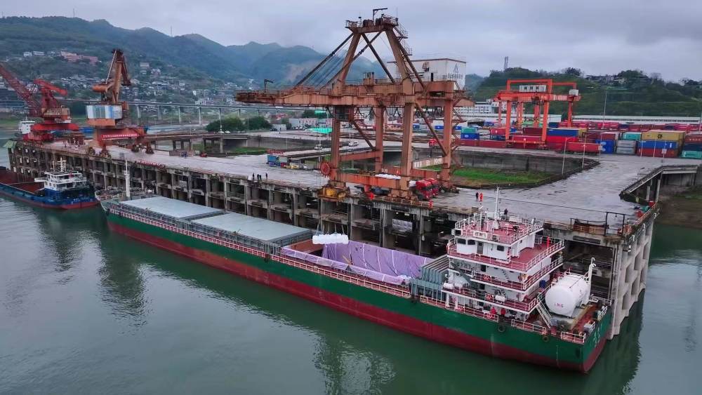 ▲重庆—宁波舟山港江海直达船。