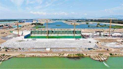 随着北支2号溢流堰主体工程于近日基本完工，涿州市北拒马河调蓄工程基本具备滞洪功能。本报记者 许佳奇摄