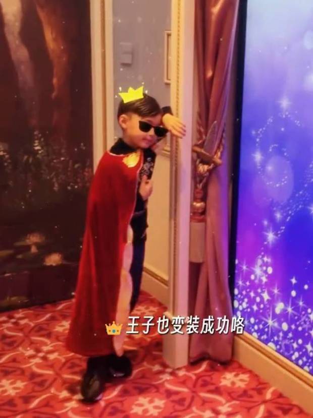 周杰伦8岁儿子罗密欧也换装了,变身小王子超酷。