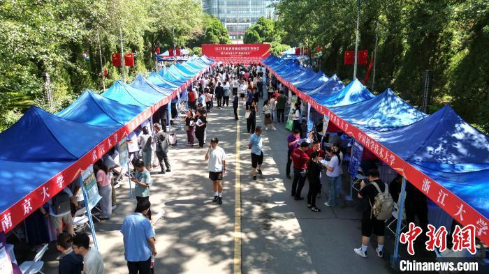 6月27日,2025年甘肃省普通高校招生咨询会暨兰州交通大学校园开放日活动于兰州举行。刘玉桃 摄