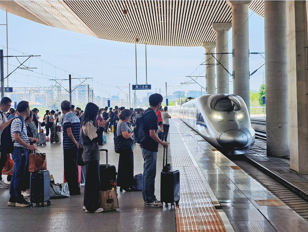 旅客們在廈門北站站臺排隊等候上車。（左鴻文 攝）