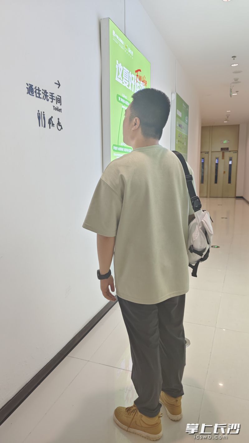 该商户的标识从“模糊难辨”改换成了“清晰可见”。 长沙晚报实习生 彭傲 摄