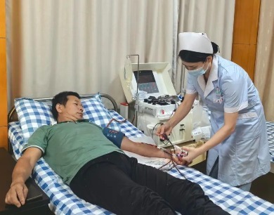  




宜春一花店老板無償獻(xiàn)血二十多年 已獲得獻(xiàn)血界最高獎(jiǎng)項(xiàng) 