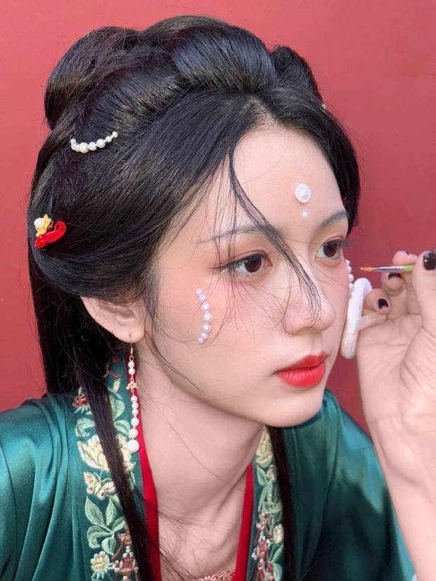 周也珍珠装造型贵气逼人。