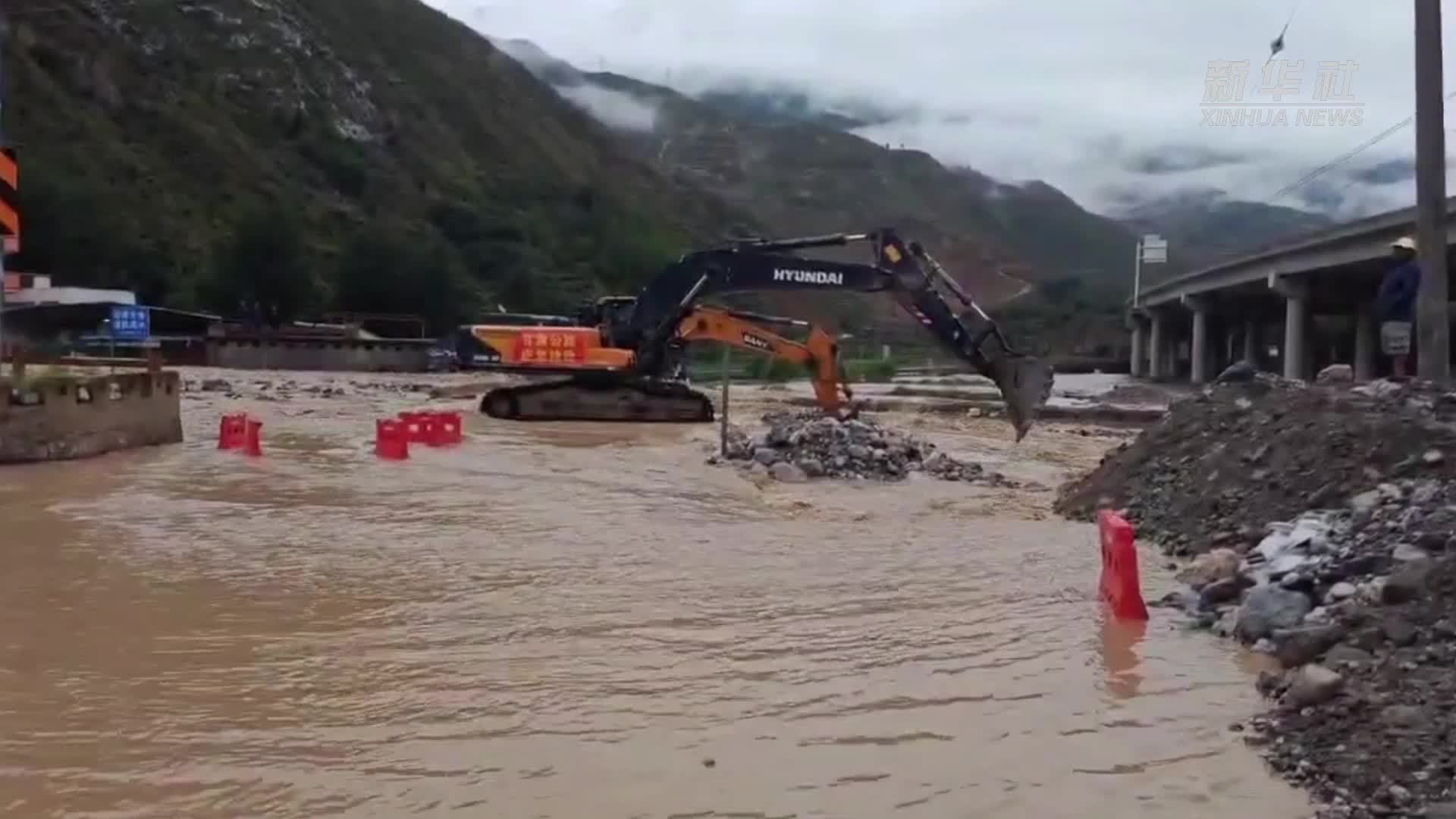 甘肃文县强降雨致两条国道交通中断 公路部门抢险保畅通