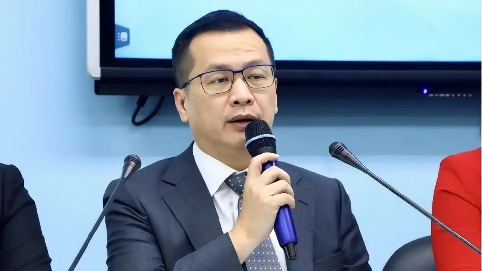 韩国瑜悼念彭振声妻子让民进党跳脚，罗智强挺韩：先为人，再为政