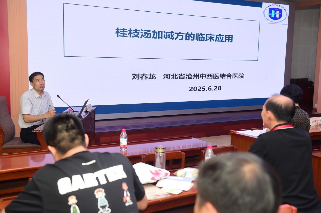 河北省名中医、沧州中西医结合医院中医内科主任刘春龙在进行授课。
