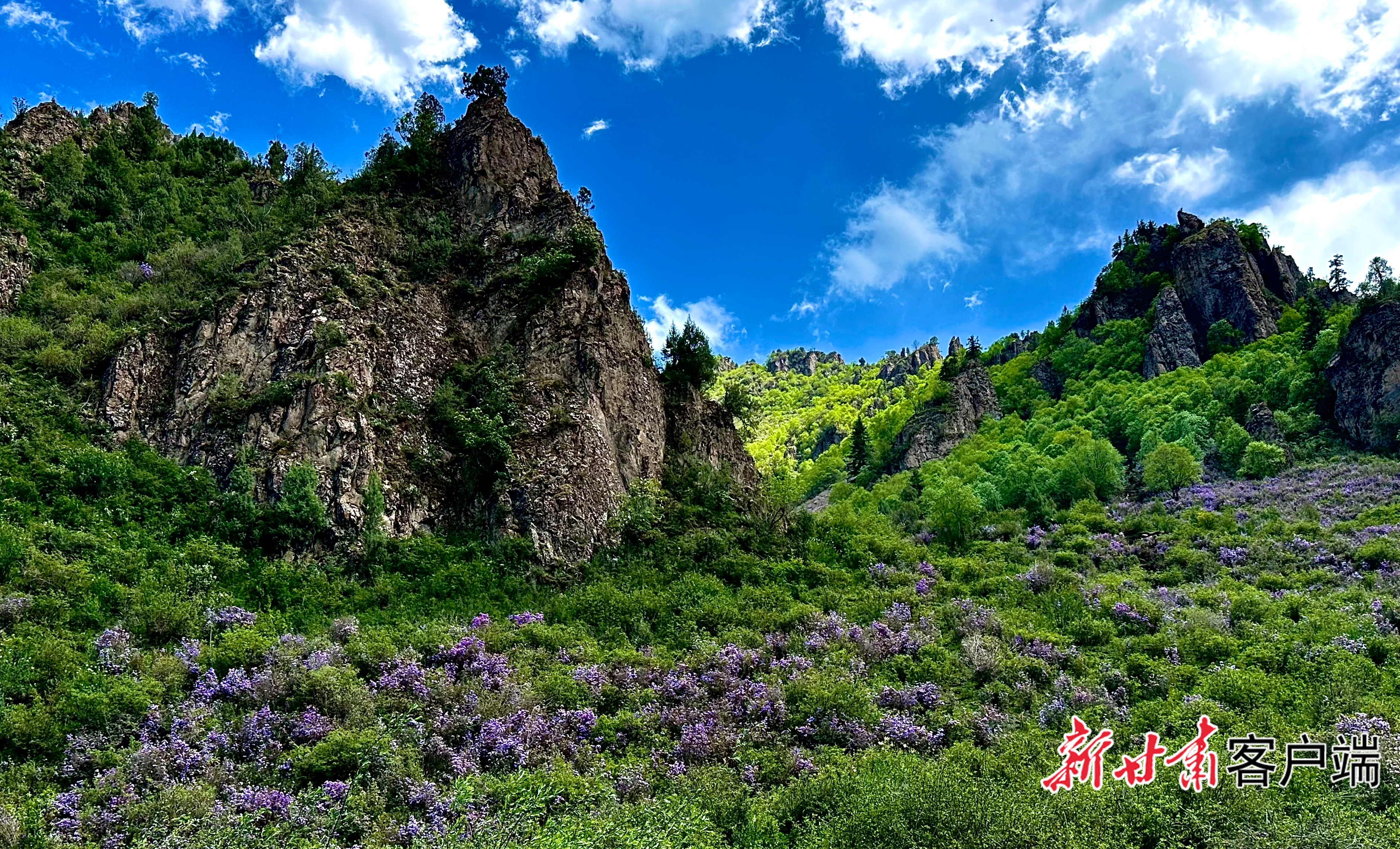 石门河畔峰峦叠嶂