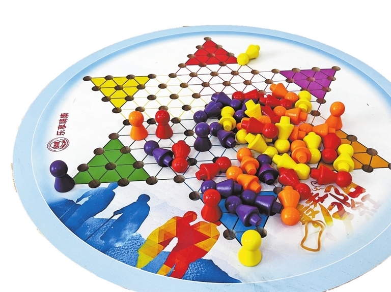 老年跳棋玩具采用了立体造型的棋子，不容易滑落。受访者供图