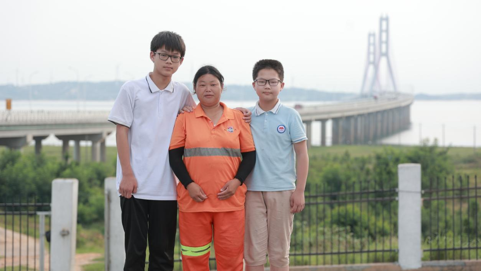 江西都昌：“微心愿”圓了11 歲男孩與母親的合照夢