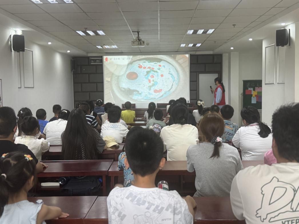 大学生志愿者介绍中国传统颜色