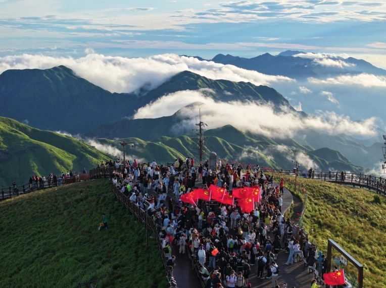萍鄉武功山景區：云海紅旗相映紅