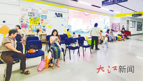 南昌地铁2号线翠苑路站内设置的纳凉区。