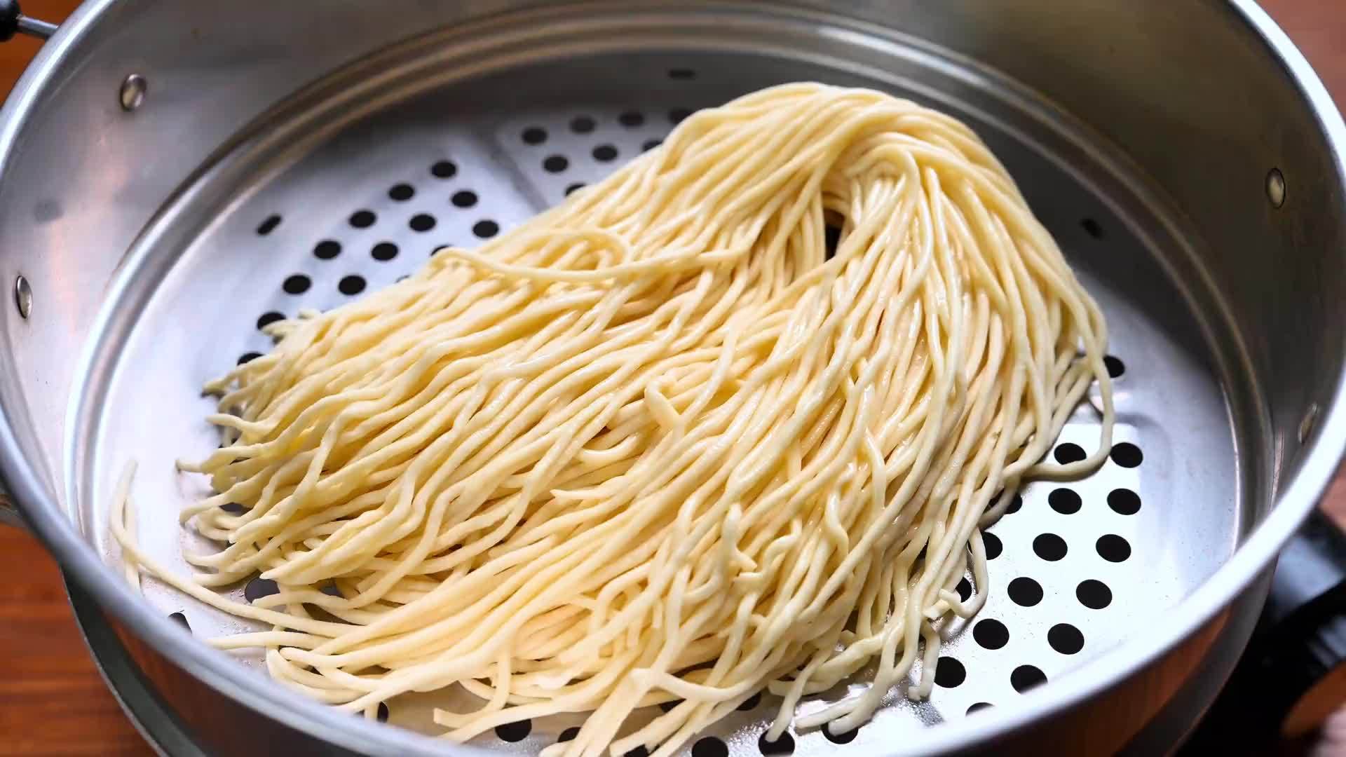 把面条放在锅里蒸一蒸，饭店一份88，在家做5块钱都用不了