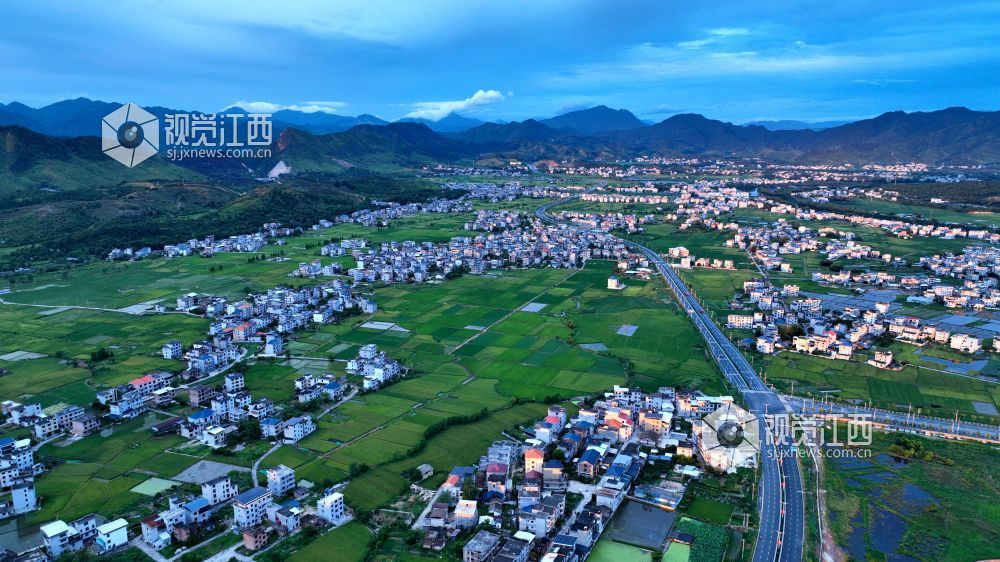 2025年7月1日清晨,阳光洒落江西吉安市遂川县泉江镇乡村,四好公路如银带蜿蜒,串起错落有致的农舍与广袤绿田,远处青山含翠,共同绘就乡村振兴的诗意长卷,满溢蓬勃朝气与希望 。