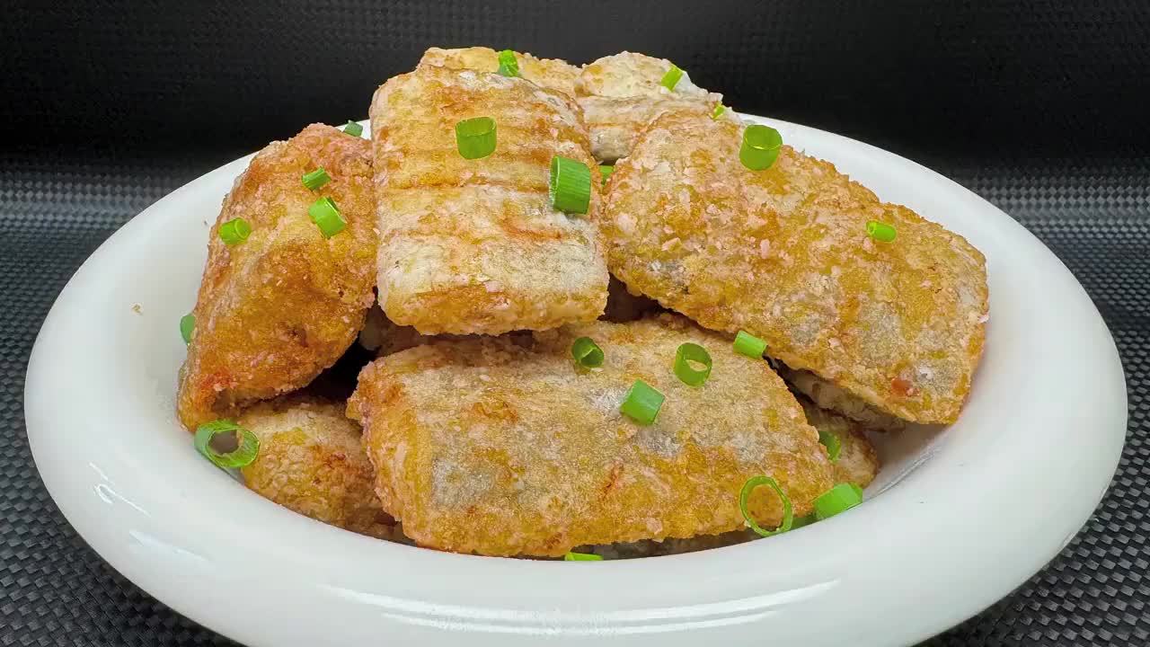 炸带鱼，用面粉和淀粉是大错，教你正确做法，外皮酥脆好吃没腥味