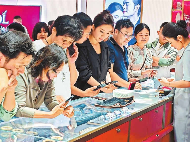 5月22日，顾客在胖东来时代广场珠宝销售区购物。 吕超峰 丁国民 摄