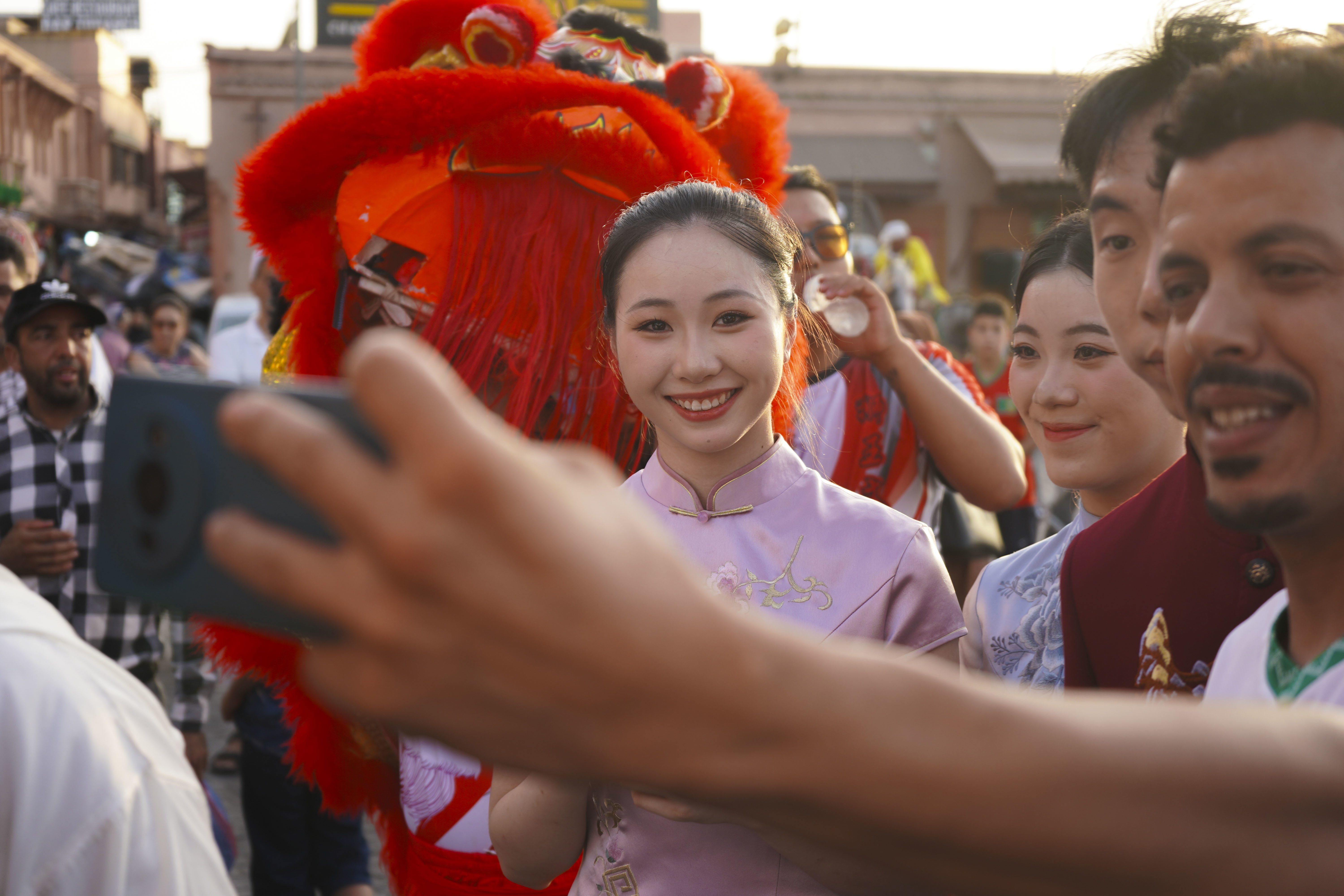 江南舞步跃动北非古城 宁波艺术团亮相摩洛哥马拉喀什国家民间艺术节
