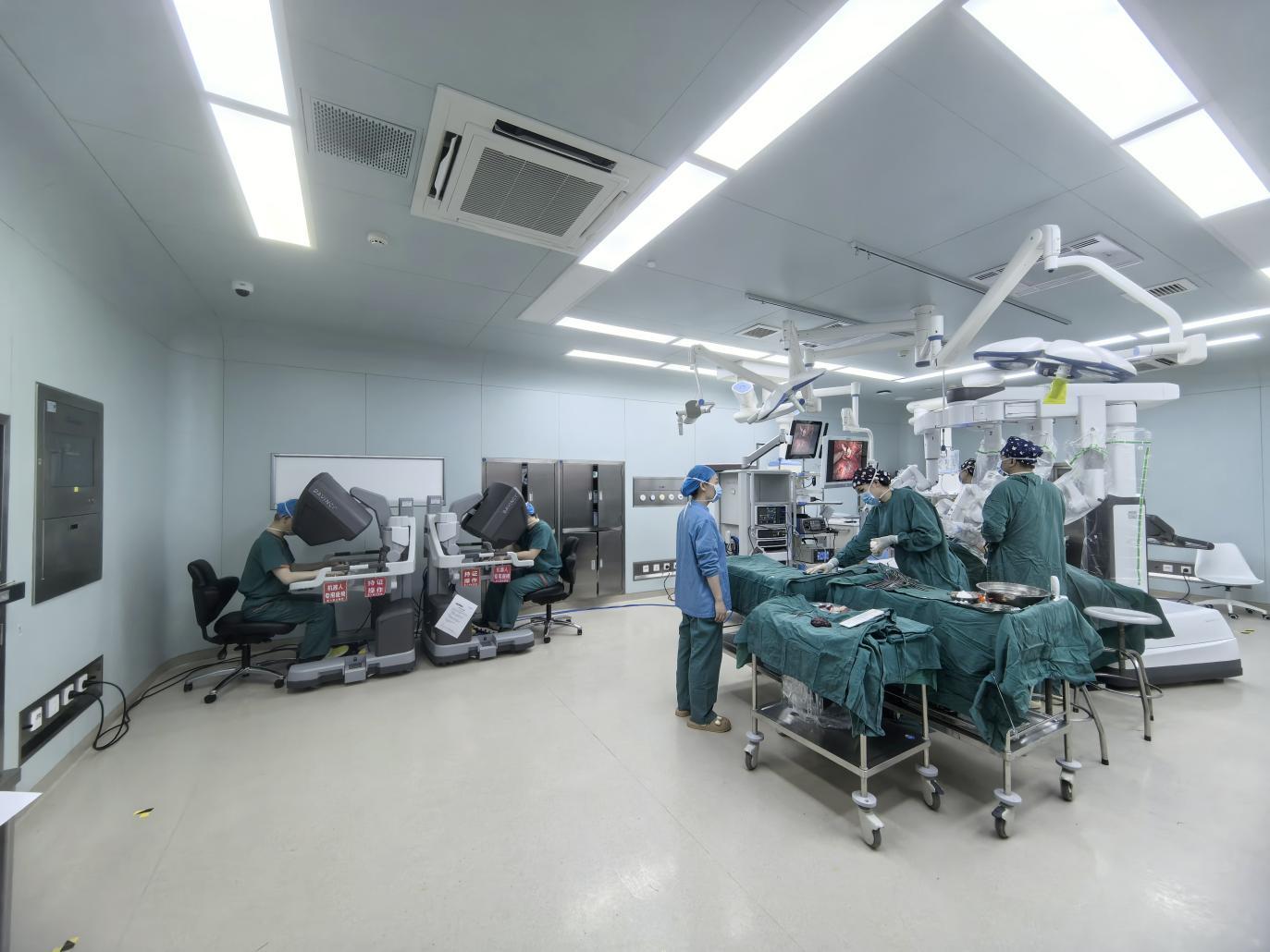 江苏首台！省肿瘤医院实现“双机双控”手术机器人协同操作