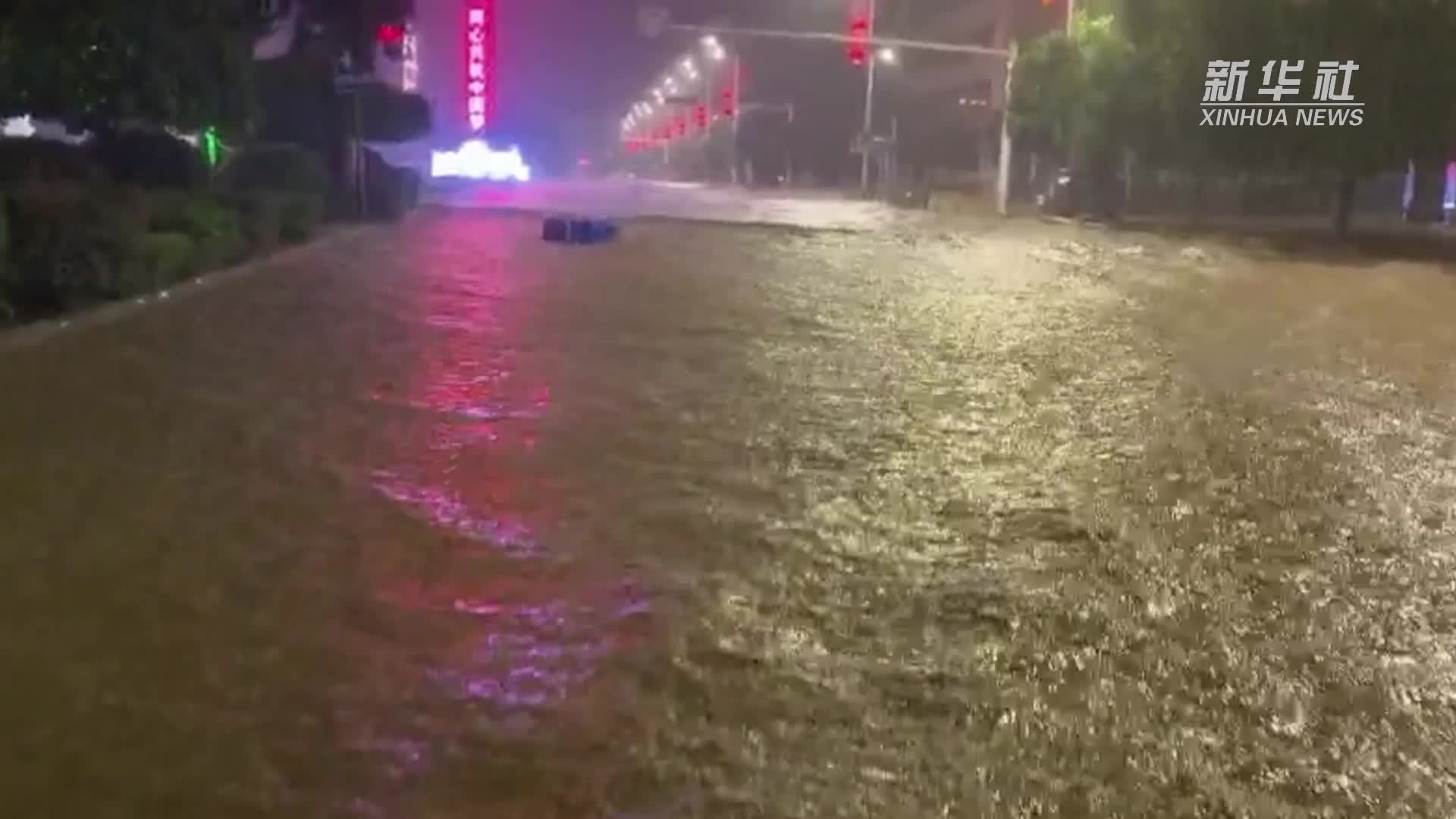 湖北咸丰：强降雨突袭 众志成城守护平安