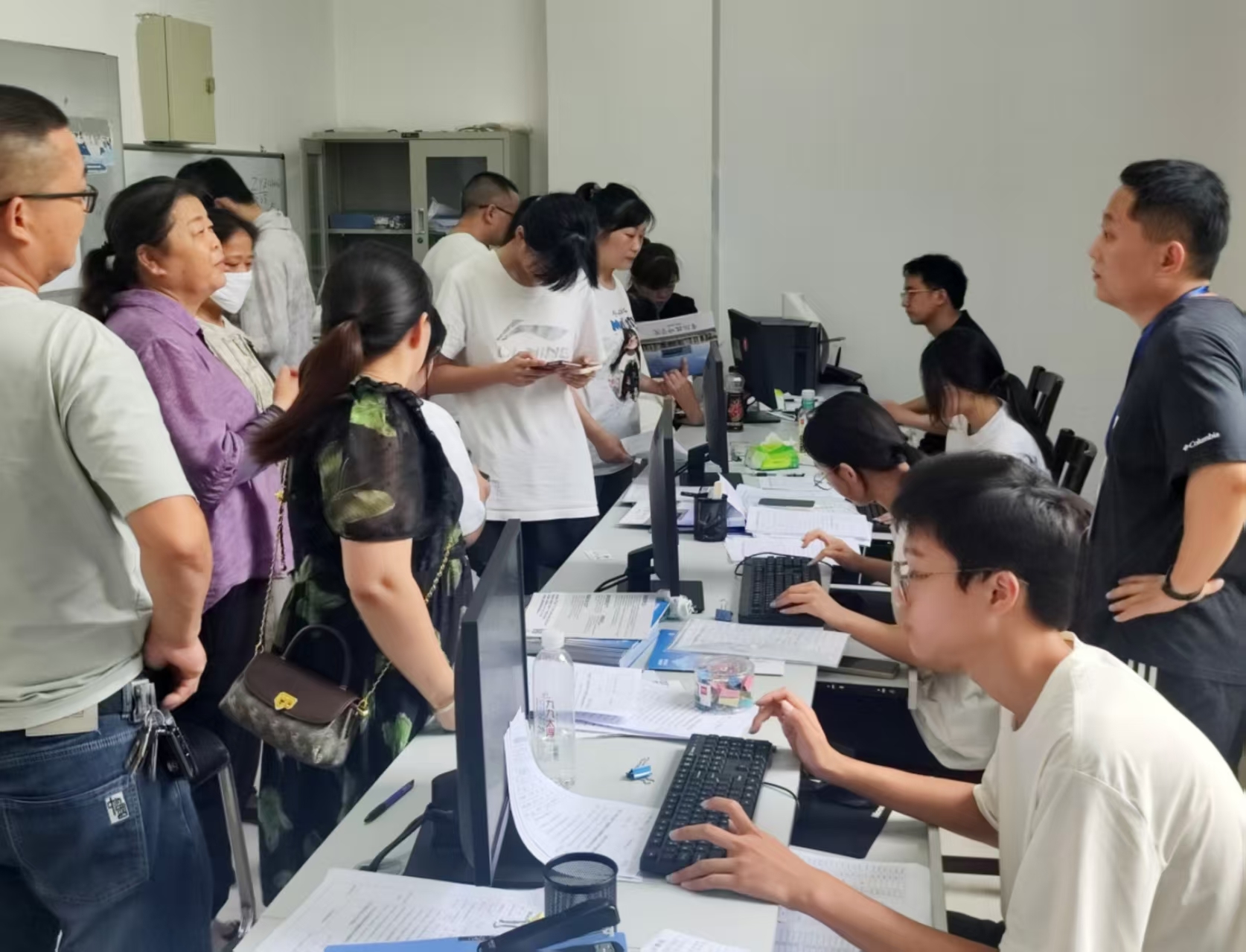 忙碌的学生报名信息录入现场