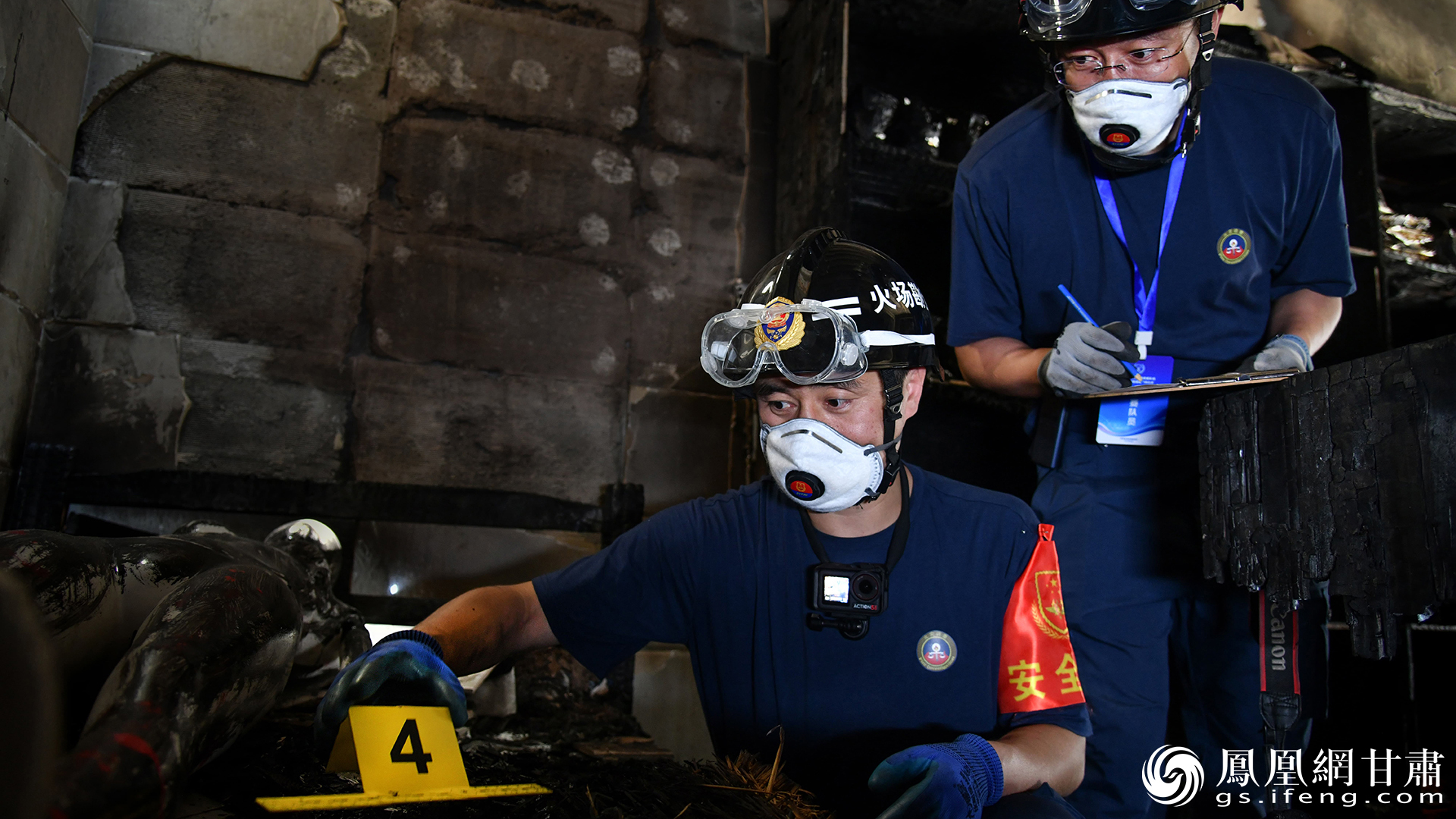 消防员化身火场“福尔摩斯”,寻找纵火真凶。甘肃省消防救援总队供图