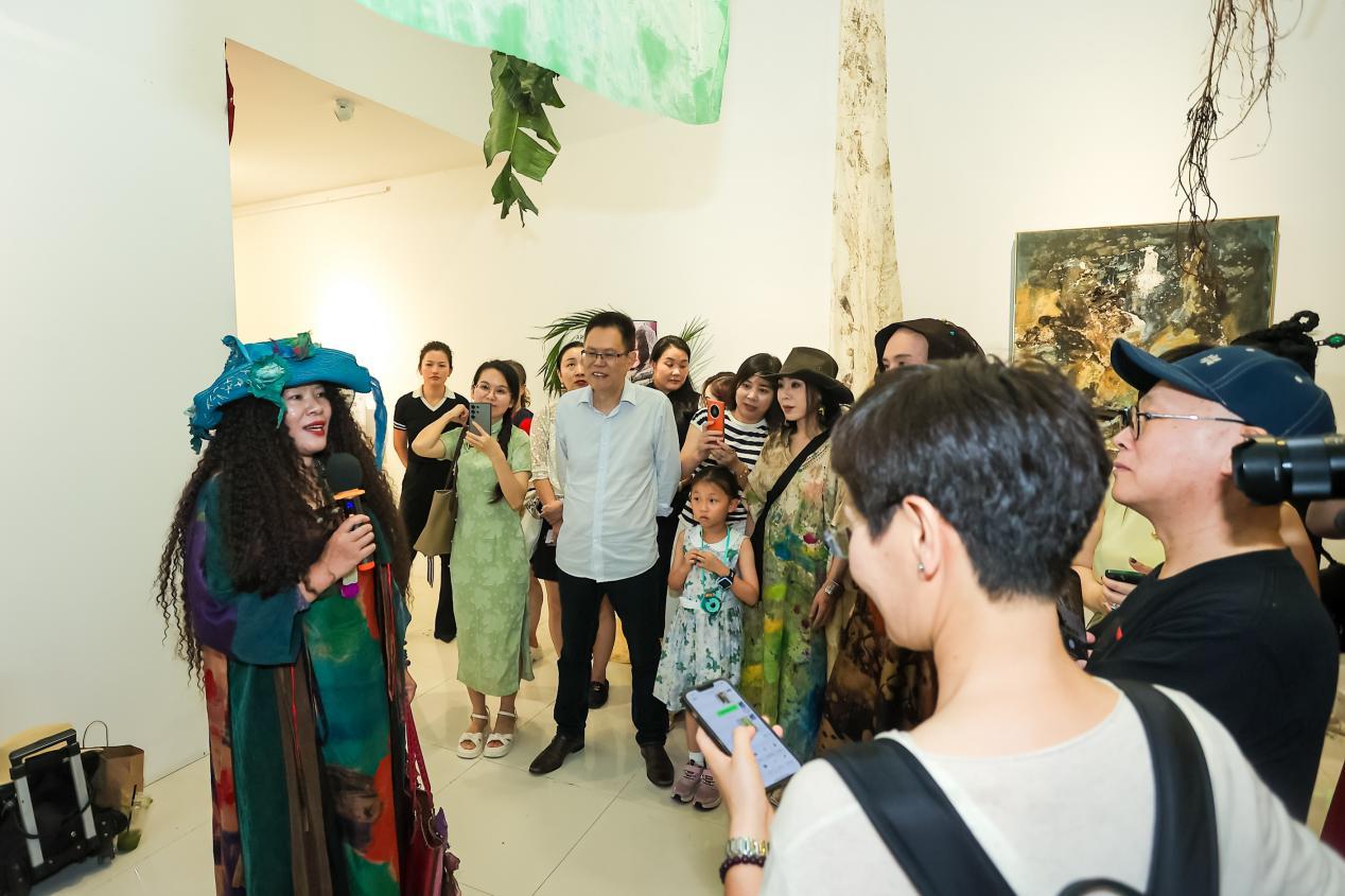 参展艺术家邓莉讲解她的创作历程