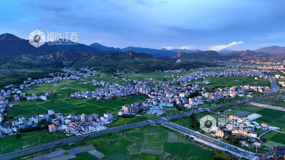 2025年7月1日清晨,阳光洒落江西吉安市遂川县泉江镇乡村,四好公路如银带蜿蜒,串起错落有致的农舍与广袤绿田,远处青山含翠,共同绘就乡村振兴的诗意长卷,满溢蓬勃朝气与希望 。