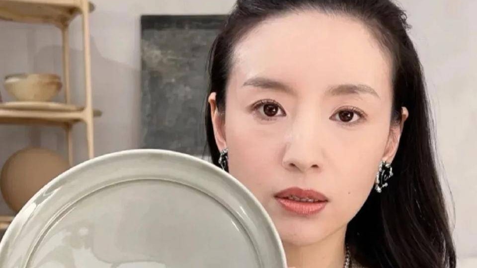 45岁董洁近照曝光，改行开服装店当老板，生图看起来又漂亮又年轻封面图