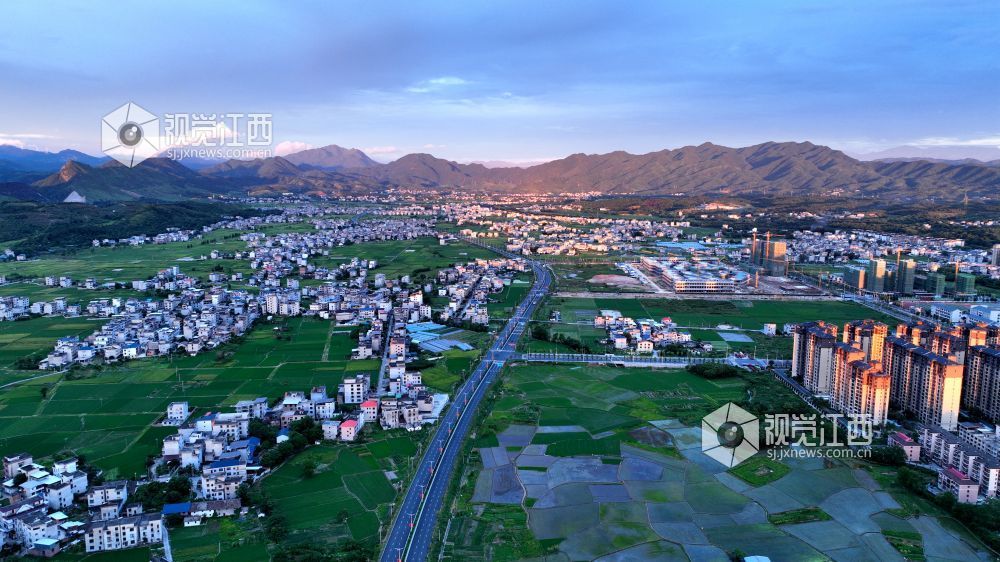 2025年7月1日清晨,阳光洒落江西吉安市遂川县泉江镇乡村,四好公路如银带蜿蜒,串起错落有致的农舍与广袤绿田,远处青山含翠,共同绘就乡村振兴的诗意长卷,满溢蓬勃朝气与希望 。