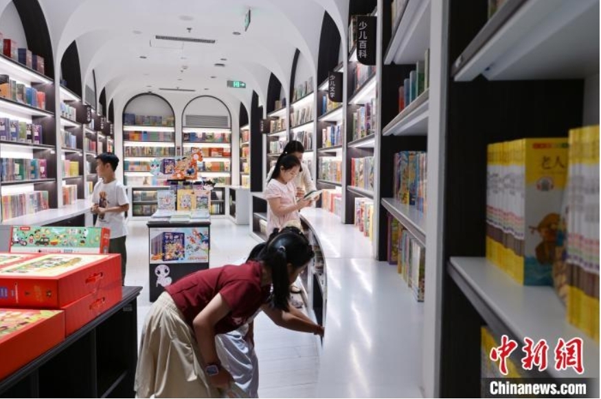 7月2日，河北石家庄一书店，小朋友们正在挑选书籍。中新社记者 翟羽佳 摄