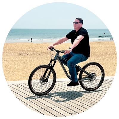 雷诺门在山东日照海滨骑行。 汪圣杰摄