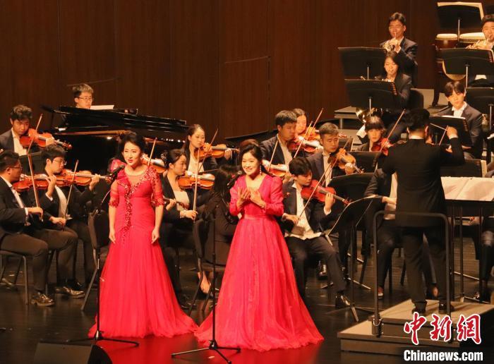 歌唱家正在演唱《唱支山歌給黨聽》。 熊錦陽 攝