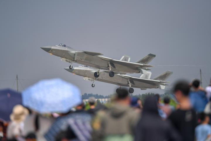2023年7月26日，在2023年空军航空开放活动长春航空展上，两架歼-20进行飞行展示。新华社记者 张楠 摄