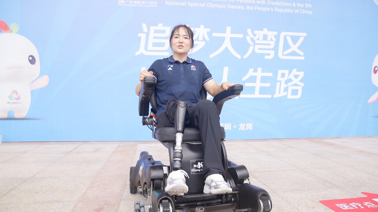 运动员体验智能脑控轮椅。