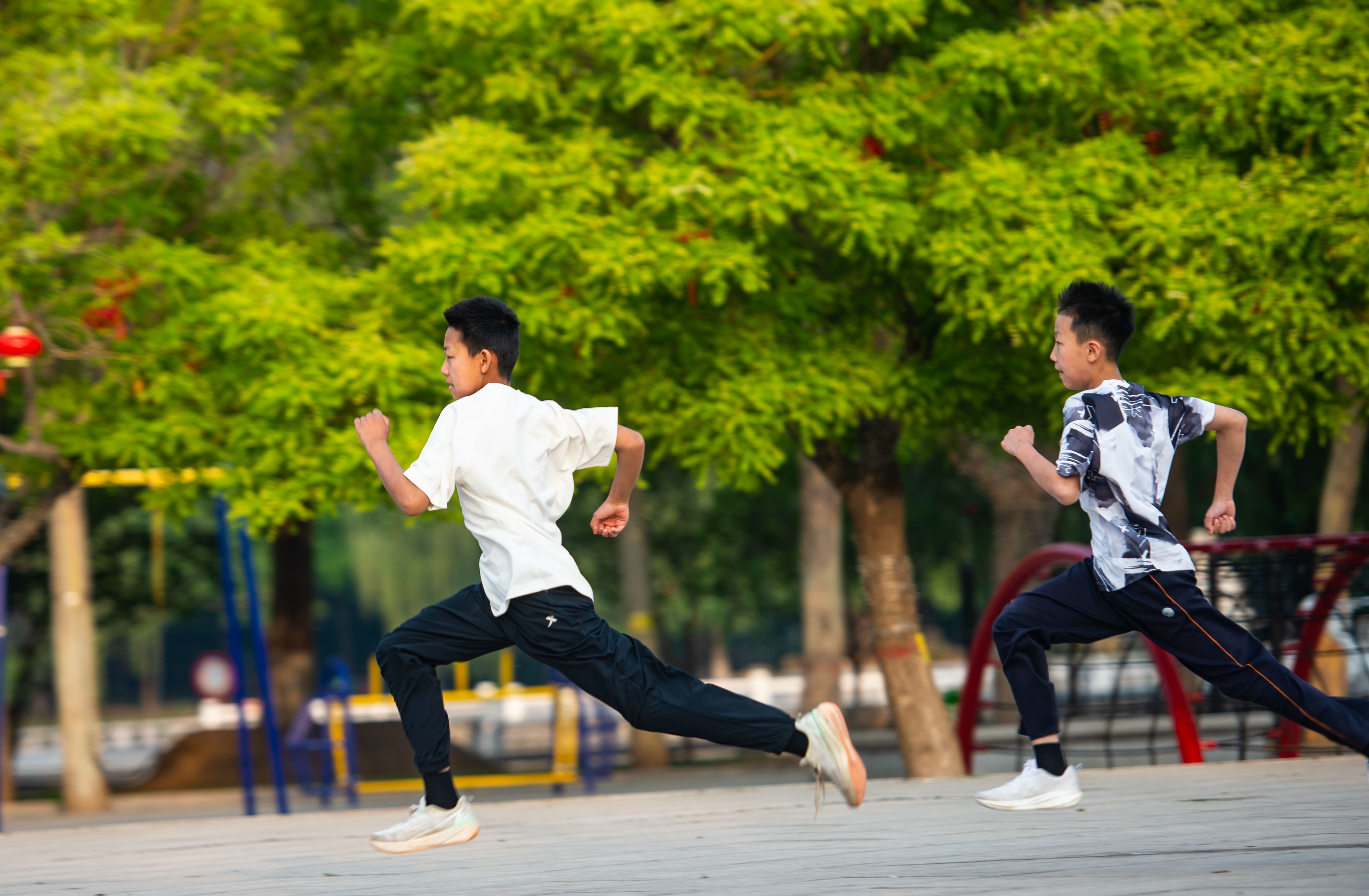 孩子们在肃宁县人民公园运动。傅新春 摄