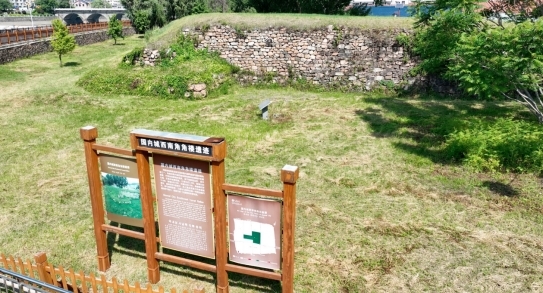 国内城西南角角楼遗址。陈嘉龙/摄