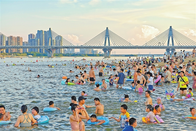 南昌：戲水納涼歡樂多（圖）