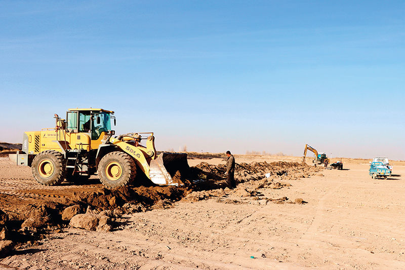 甘肃省临泽县相关部门正在对高标准农田设施进行整改(资料照片)受访者供图