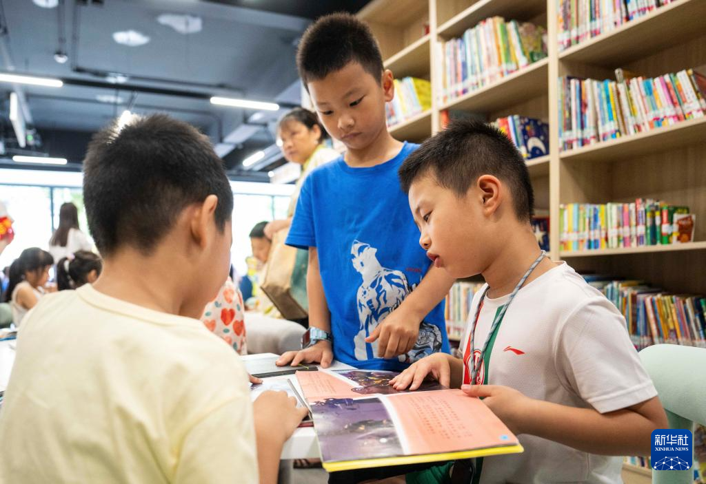 6月28日,在长沙图书馆湘江新区周家湾分馆,小朋友在阅读图书。
