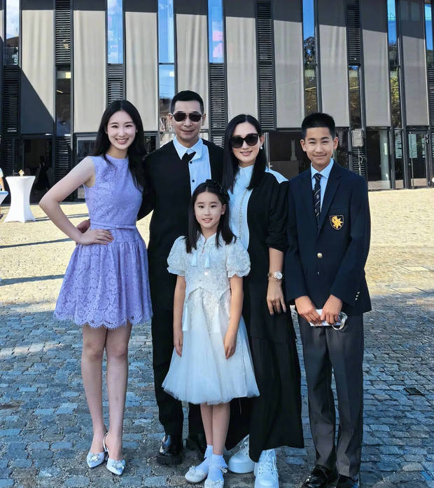 搜狐娱乐讯 2日，赵文卓在社交平台上晒出一家五口大合照，并恭喜大女儿高中毕业。他发文称：“恭喜大女儿赵子仪“玫瑰”高中毕业，并拿了生物，艺术和最高成就大奖，弟弟赵子龙也拿了一个三颗鹰荣誉奖，妹妹赵子月也受到了鼓舞，为你们的努力鼓掌。加油！”