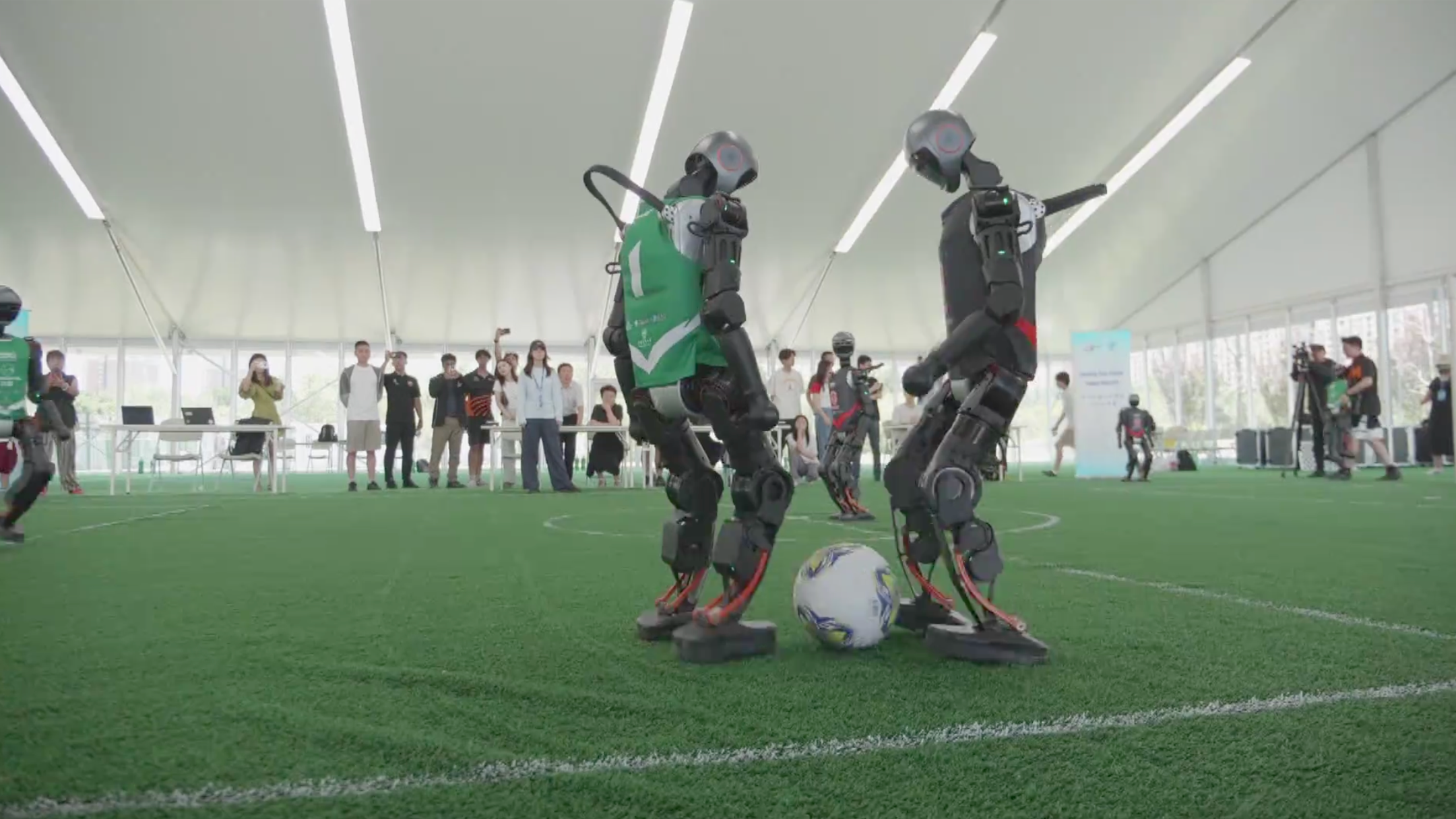 全靠AI！3V3机器人足球赛北京上演