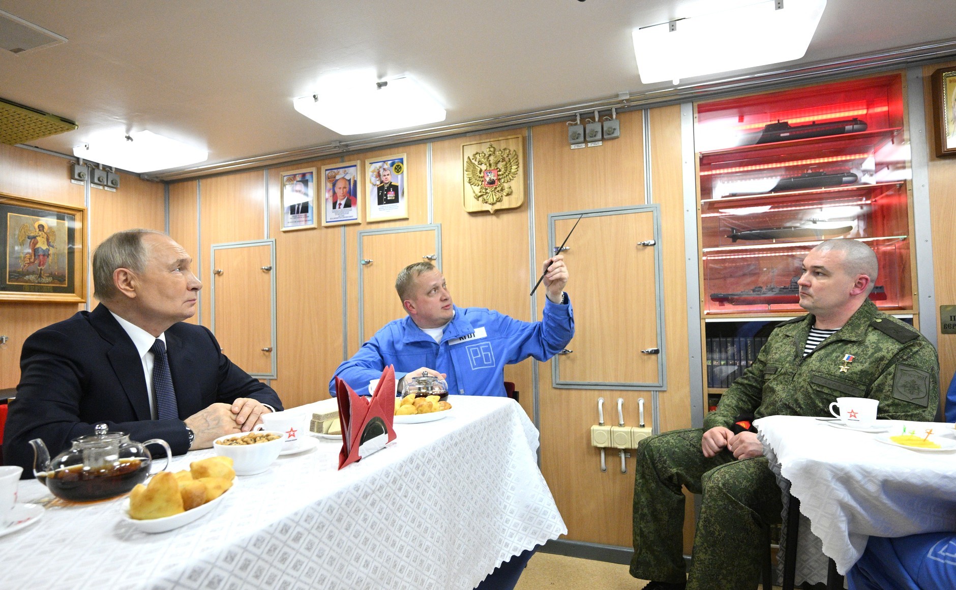 米哈伊尔·古德科夫陪同普京参观“阿尔汉格尔斯克”号核潜艇(右)