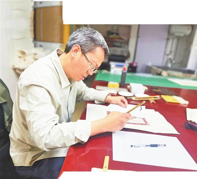 张文军专心工作　新甘肃·甘肃日报记者　杜雪琴