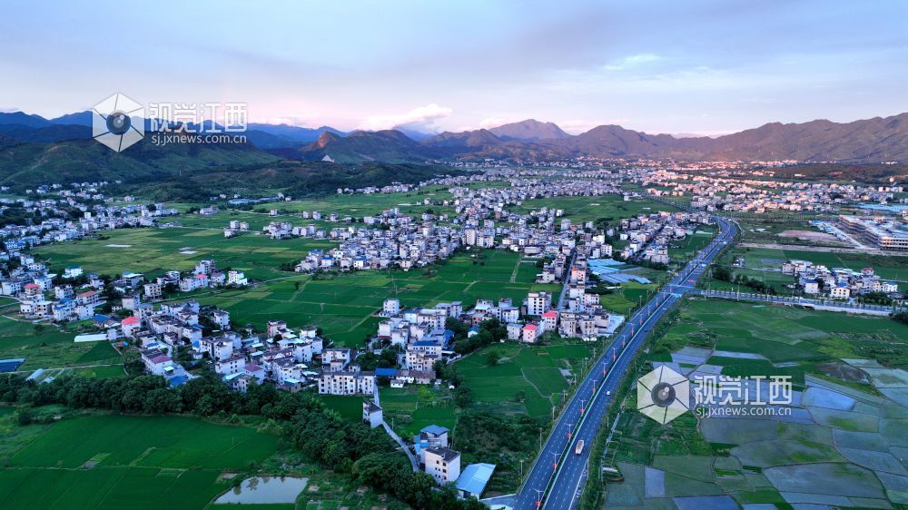 2025年7月1日清晨,阳光洒落江西吉安市遂川县泉江镇乡村,四好公路如银带蜿蜒,串起错落有致的农舍与广袤绿田,远处青山含翠,共同绘就乡村振兴的诗意长卷,满溢蓬勃朝气与希望 。