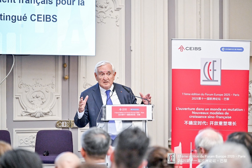 法国前总理、法国政府中国事务特别代表、中欧国际工商学院特聘教授让-皮埃尔•拉法兰( Jean-Pierre Raffarin )发表主旨演讲