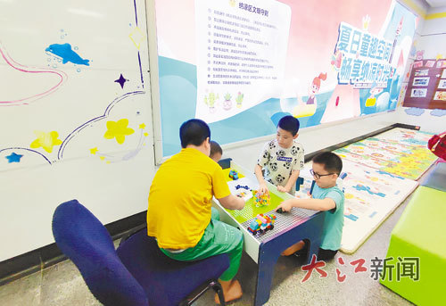 纳凉区内，小朋友正聚在一起玩耍。